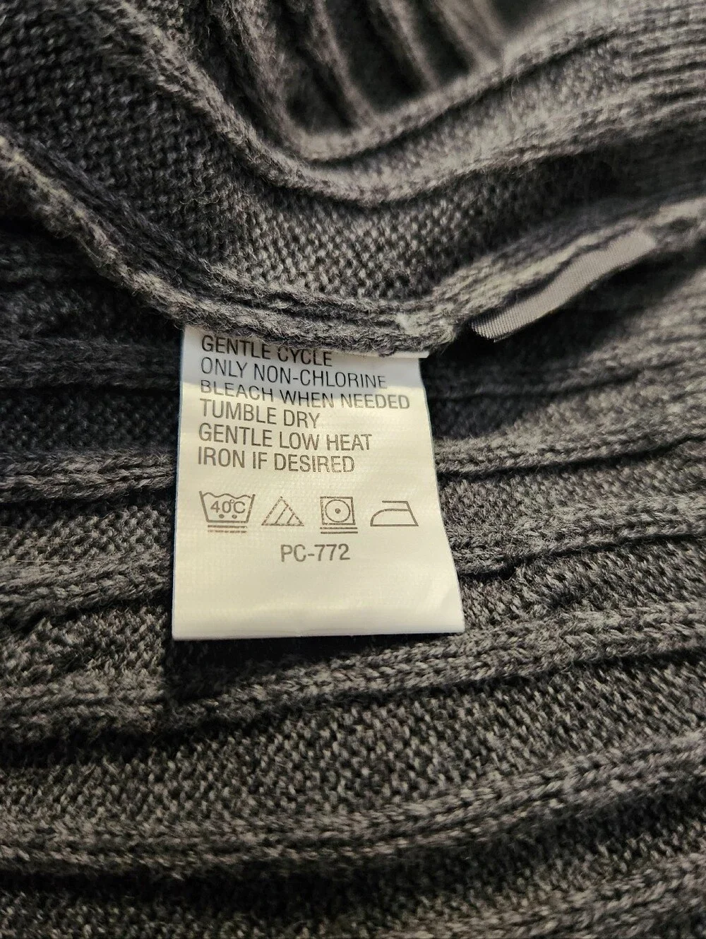 Izod Men's Gray V-Neck Cable Knit Sweater